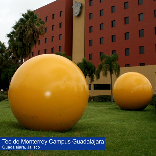 Esferas pulidas de fibra de vidrio enormes en el Campus Guadalajara del Tec de Monterrey