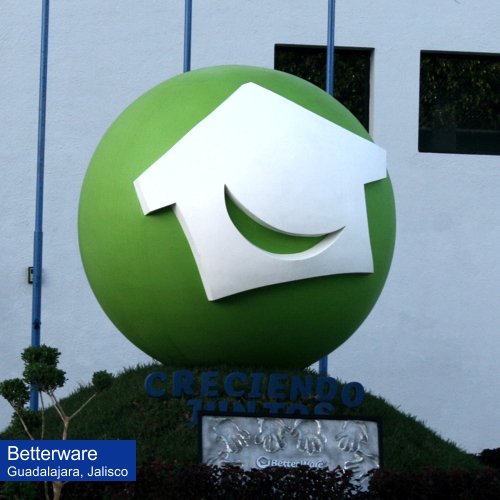 Esfera o bola sobre diseño con casa del logotipo de Betterware en sus instalaciones de Guadalajara