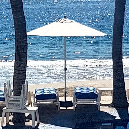Sombrilla Serena redonda de aluminio con Sunbrella frente al mar