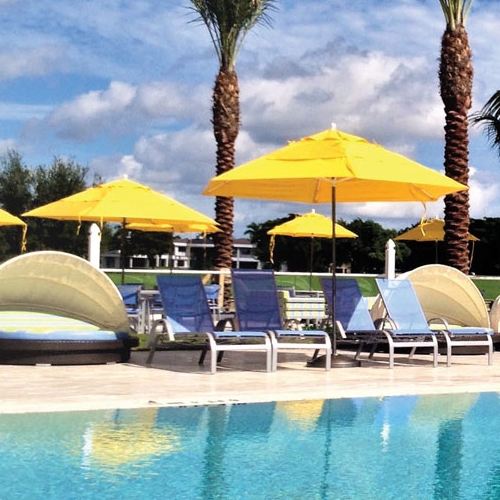 Sombrillas de fibra de vidrio y Tela Sunbrella modelo Daytona calidad hotelera en una alberca